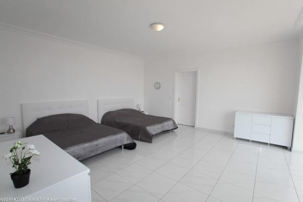 Prestigious 9 bedroom villa with swimming pool, set within a landscaped plo