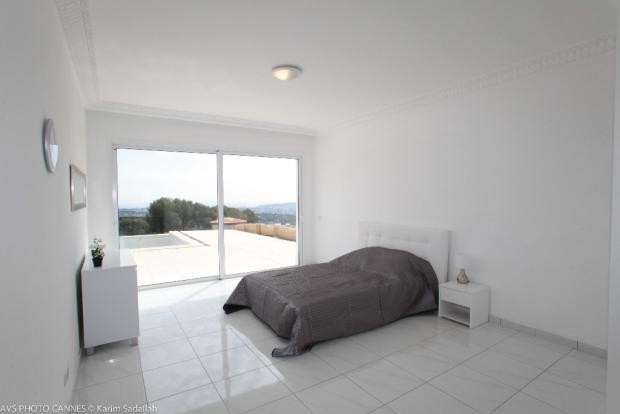 Prestigious 9 bedroom villa with swimming pool, set within a landscaped plo