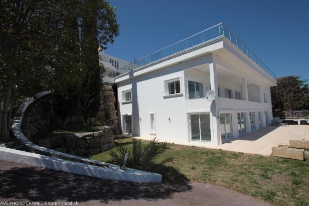 Prestigious 9 bedroom villa with swimming pool, set within a landscaped plo