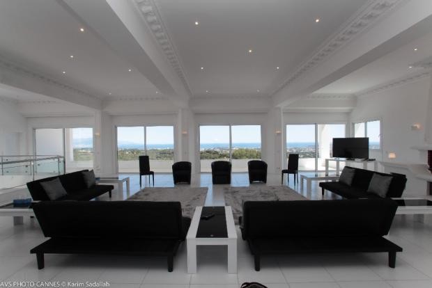 Prestigious 9 bedroom villa with swimming pool, set within a landscaped plo