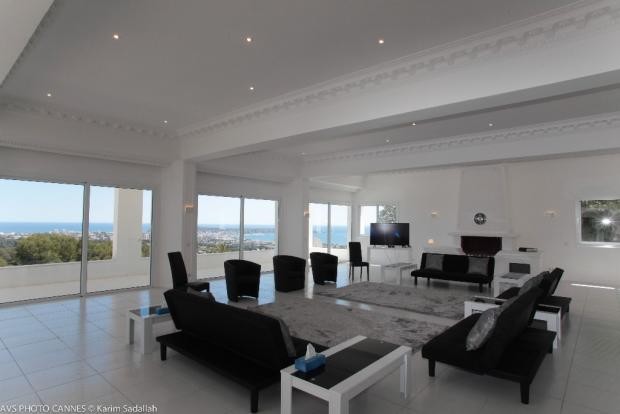 Prestigious 9 bedroom villa with swimming pool, set within a landscaped plo