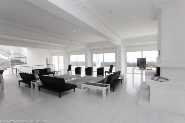 Prestigious 9 bedroom villa with swimming pool, set within a landscaped plo