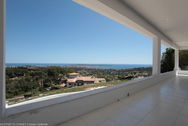 Prestigious 9 bedroom villa with swimming pool, set within a landscaped plo