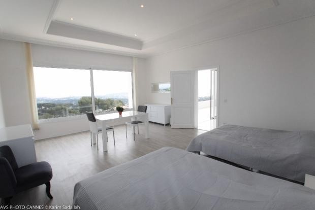 Prestigious 9 bedroom villa with swimming pool, set within a landscaped plo