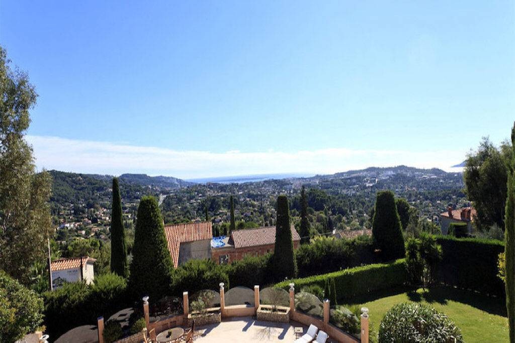 Prestigious villa set within a dominating position with super sea views tow