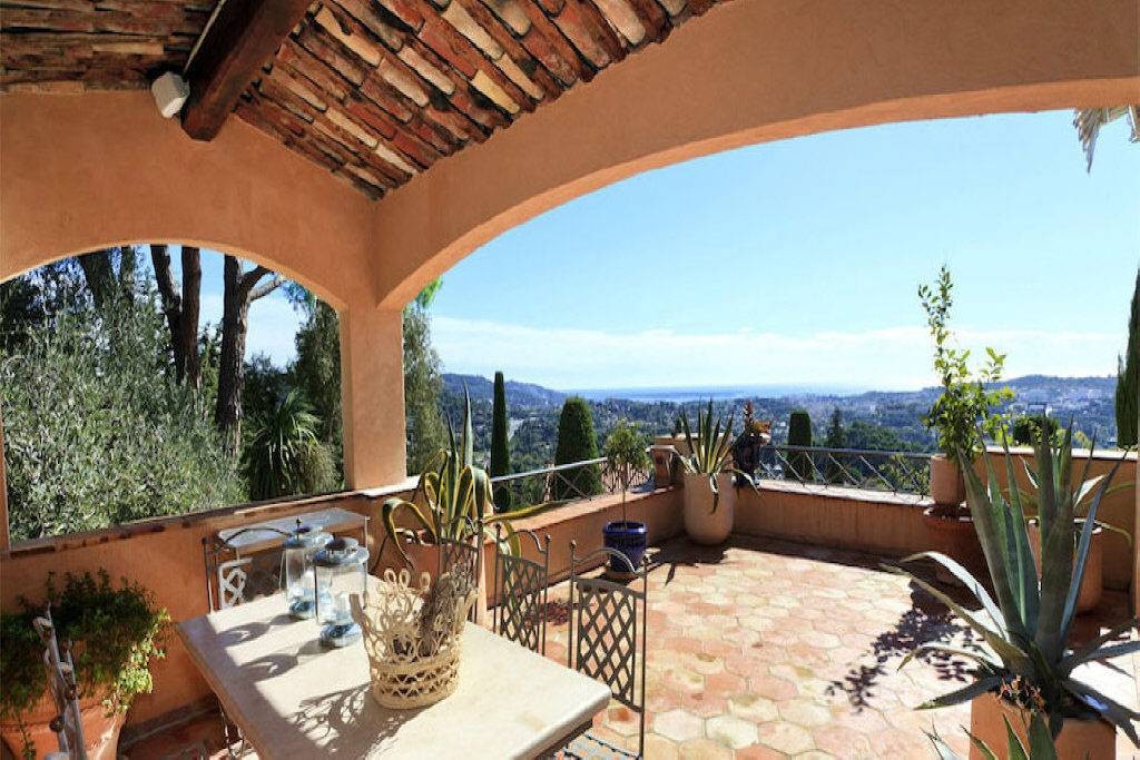 Prestigious villa set within a dominating position with super sea views tow