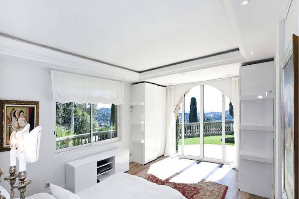 Prestigious villa set within a dominating position with super sea views tow