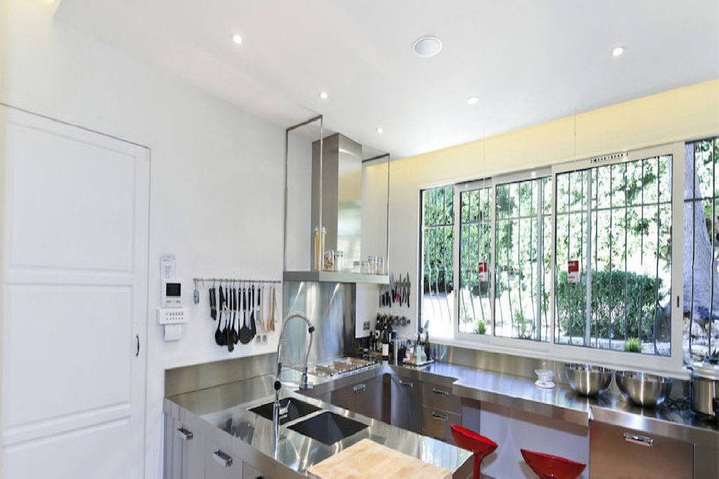 Prestigious villa set within a dominating position with super sea views tow