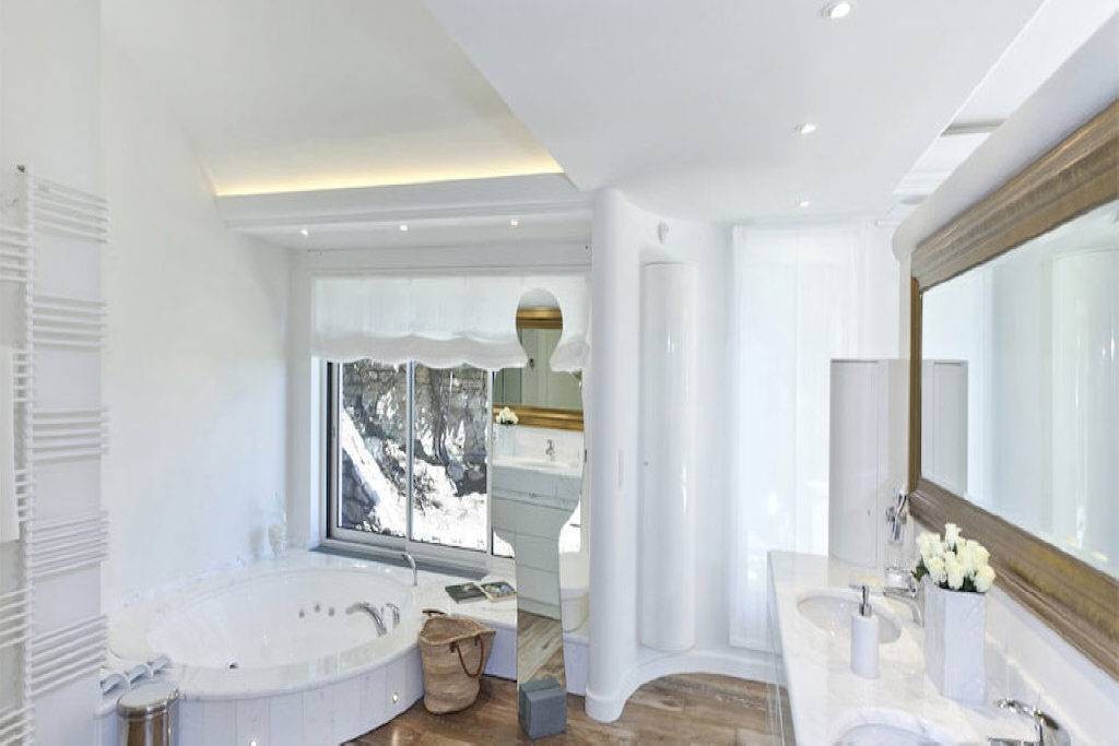 Prestigious villa set within a dominating position with super sea views tow