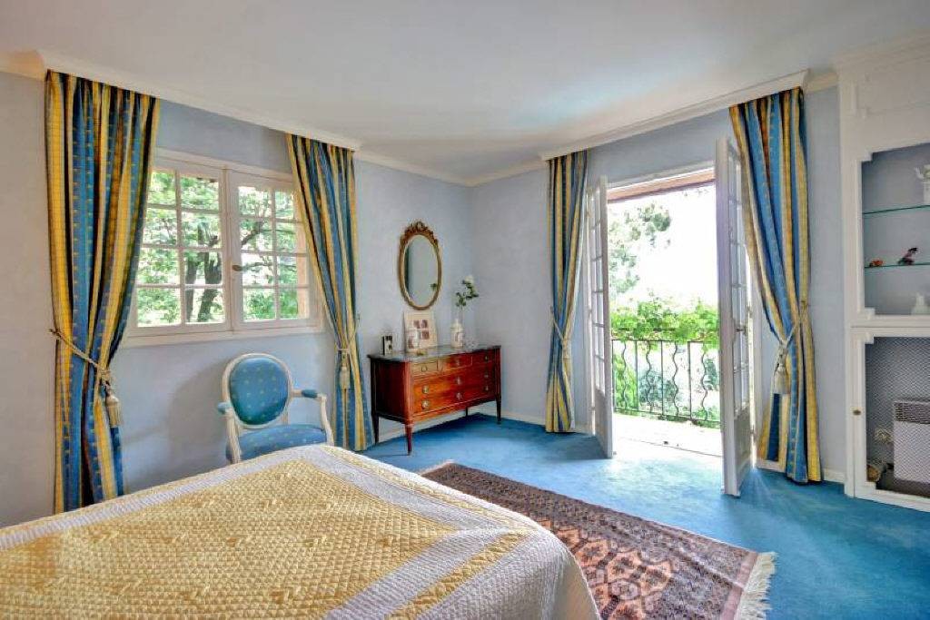 Grand and spacious 6 bedroom villa with a living area of 350m2 with lovely