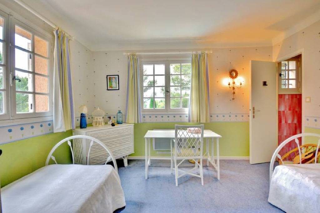 Grand and spacious 6 bedroom villa with a living area of 350m2 with lovely