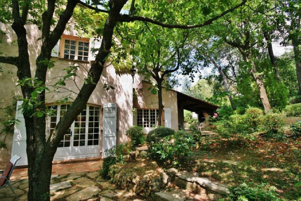 Grand and spacious 6 bedroom villa with a living area of 350m2 with lovely