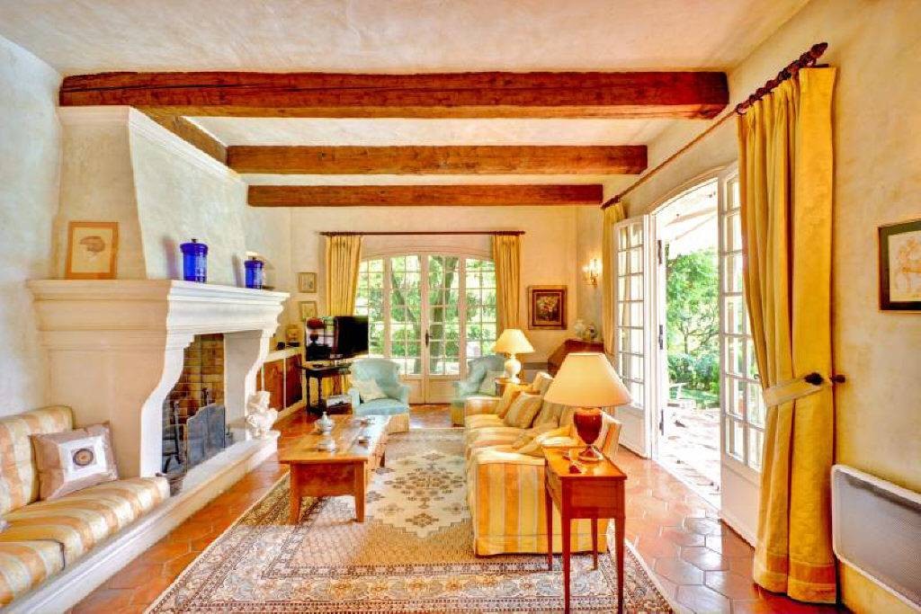 Grand and spacious 6 bedroom villa with a living area of 350m2 with lovely