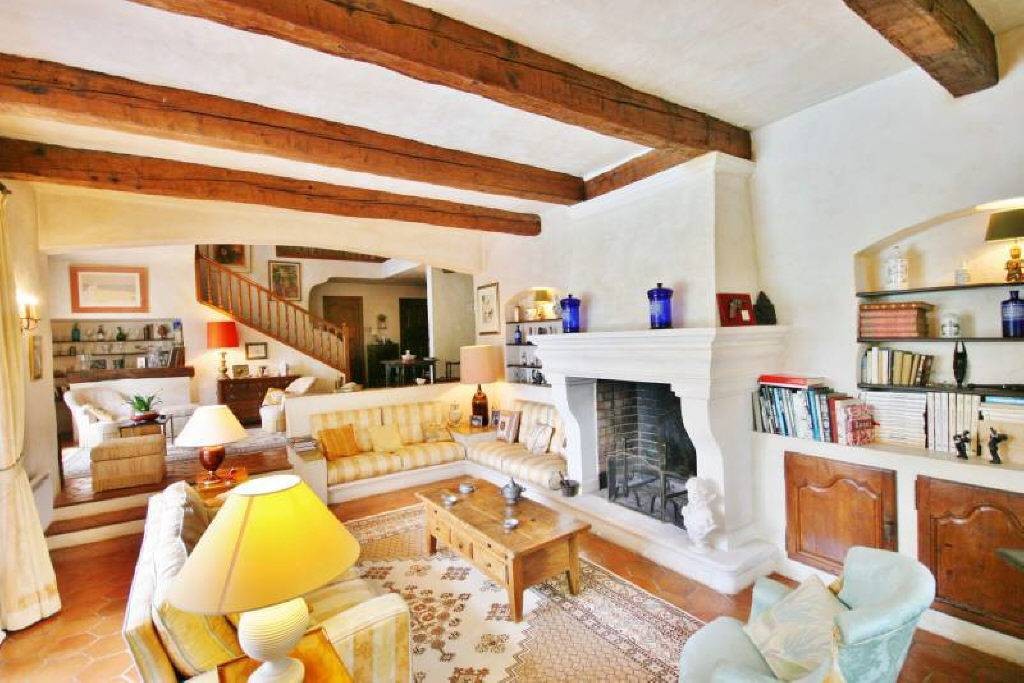 Grand and spacious 6 bedroom villa with a living area of 350m2 with lovely