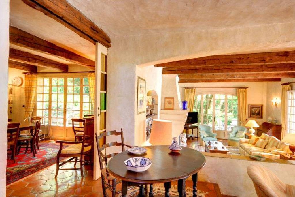 Grand and spacious 6 bedroom villa with a living area of 350m2 with lovely