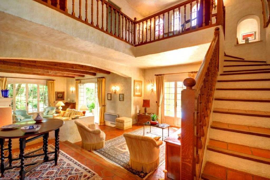 Grand and spacious 6 bedroom villa with a living area of 350m2 with lovely