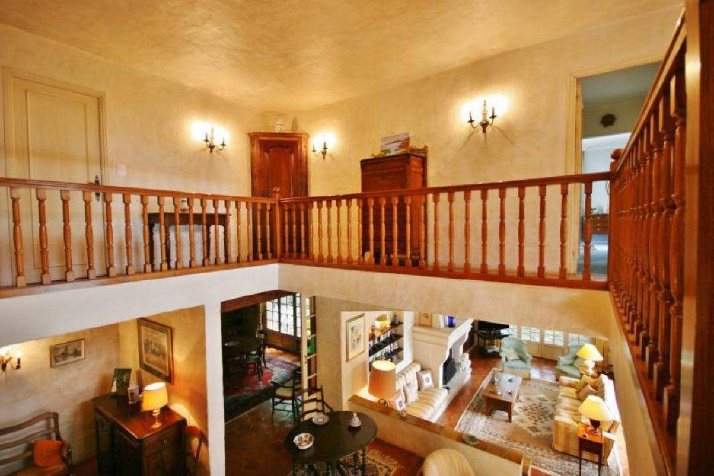 Grand and spacious 6 bedroom villa with a living area of 350m2 with lovely