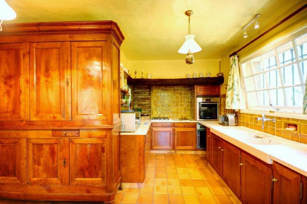 Grand and spacious 6 bedroom villa with a living area of 350m2 with lovely