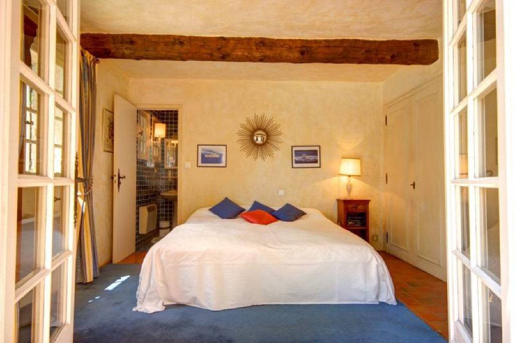 Grand and spacious 6 bedroom villa with a living area of 350m2 with lovely