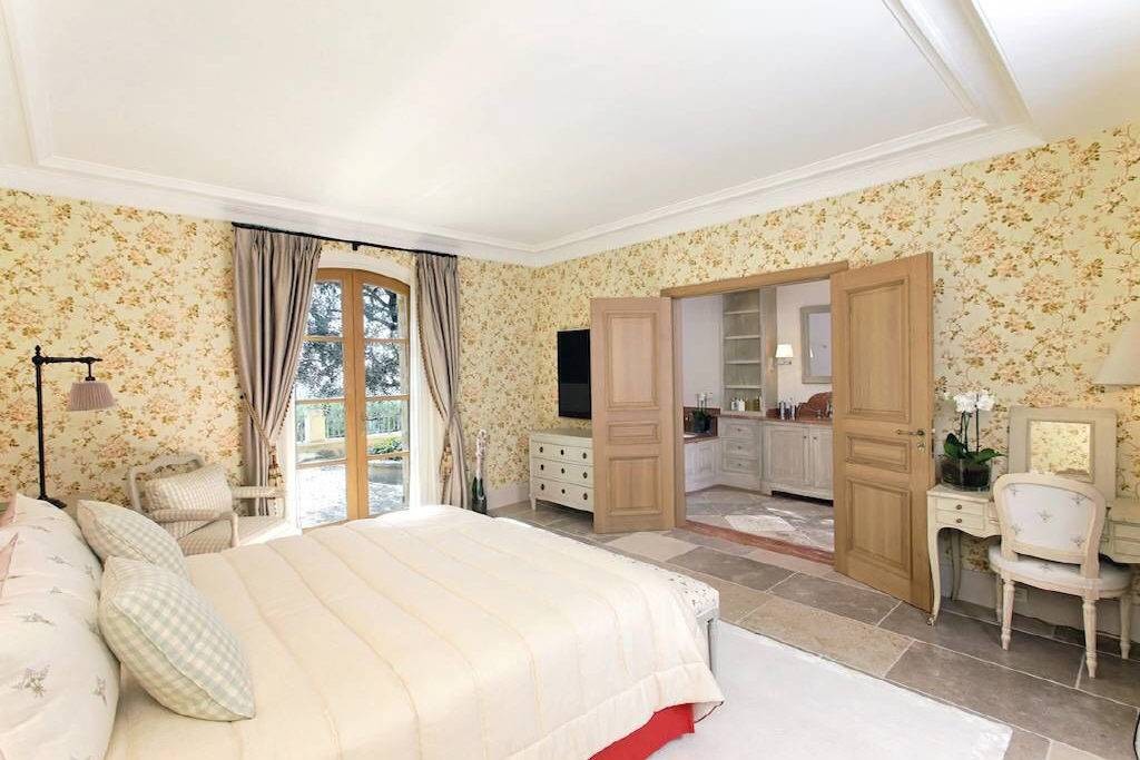 Gorgeous and substantial villa with a vast living area of 650m2, located in