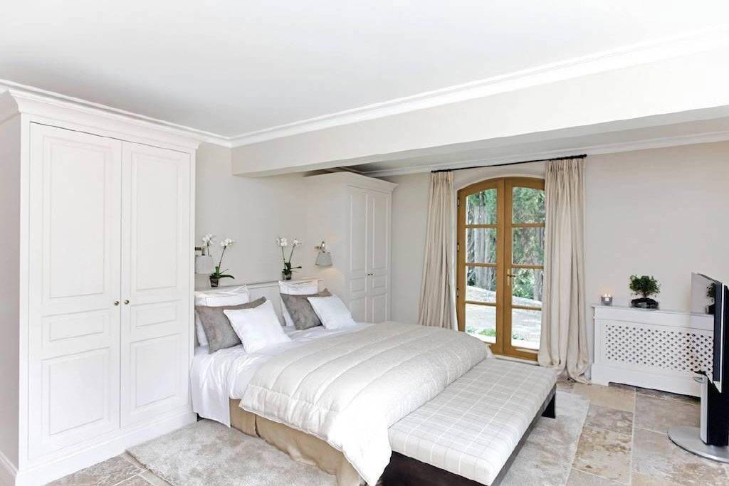 Gorgeous and substantial villa with a vast living area of 650m2, located in