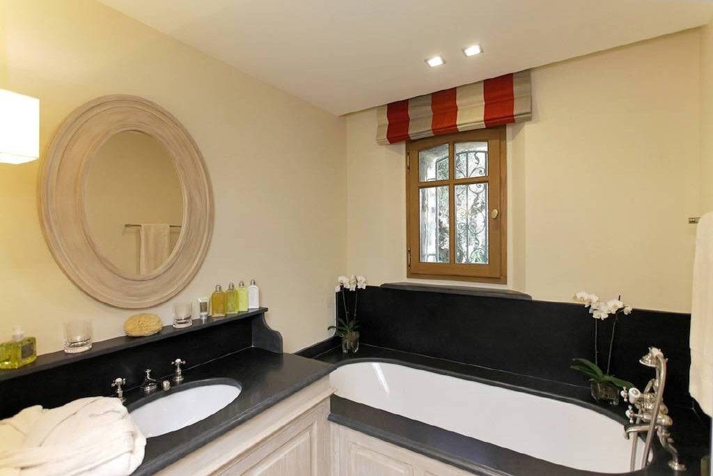 Gorgeous and substantial villa with a vast living area of 650m2, located in