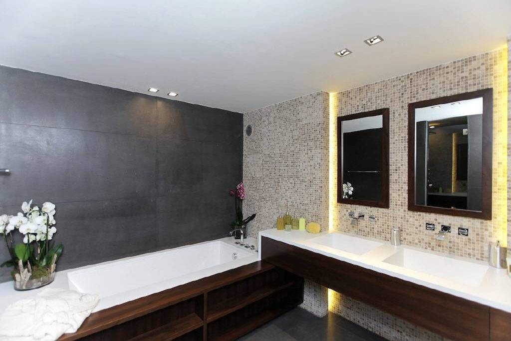 Gorgeous and substantial villa with a vast living area of 650m2, located in