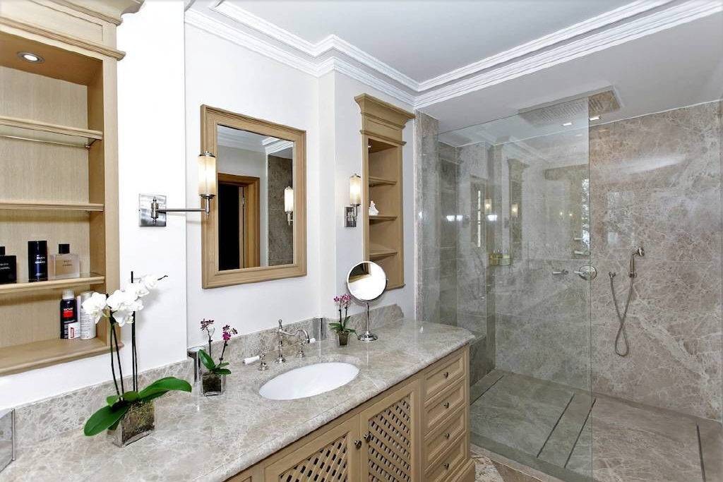 Gorgeous and substantial villa with a vast living area of 650m2, located in