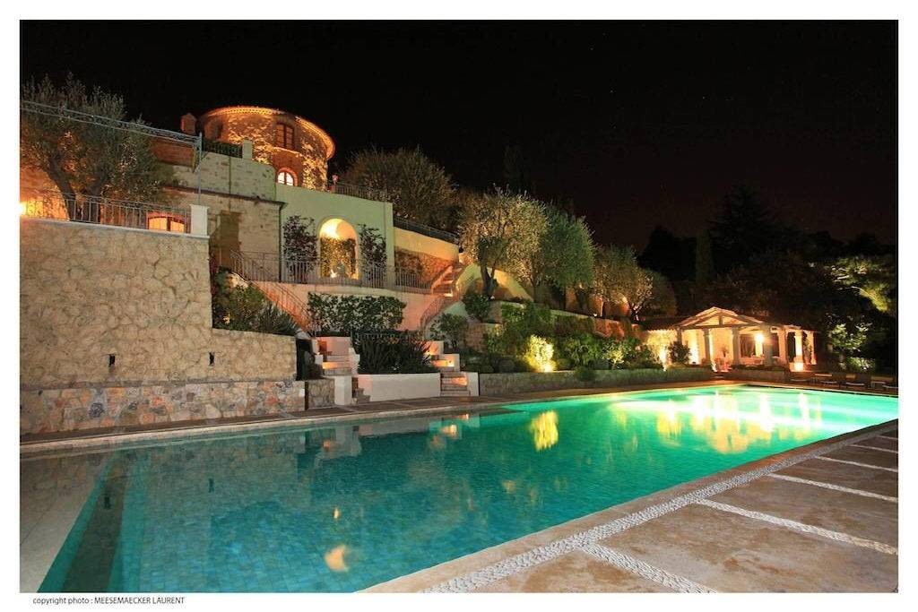 Gorgeous and substantial villa with a vast living area of 650m2, located in
