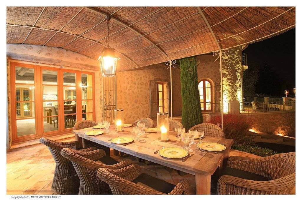 Gorgeous and substantial villa with a vast living area of 650m2, located in