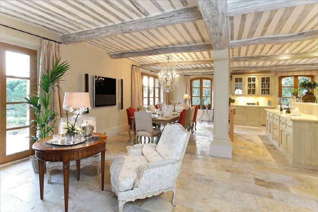 Gorgeous and substantial villa with a vast living area of 650m2, located in