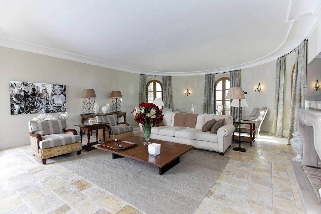 Gorgeous and substantial villa with a vast living area of 650m2, located in