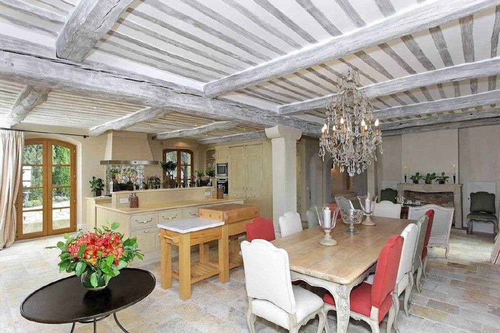 Gorgeous and substantial villa with a vast living area of 650m2, located in