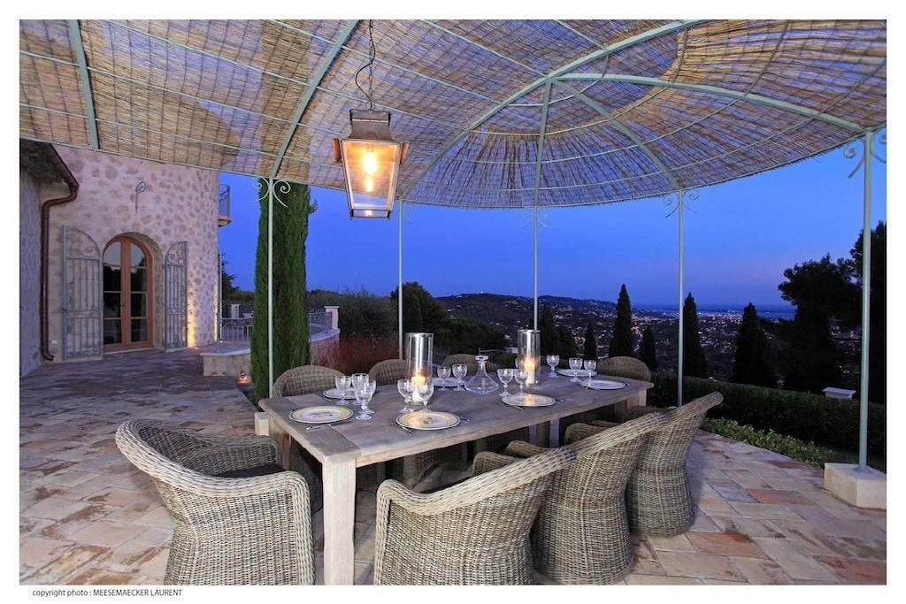 Gorgeous and substantial villa with a vast living area of 650m2, located in