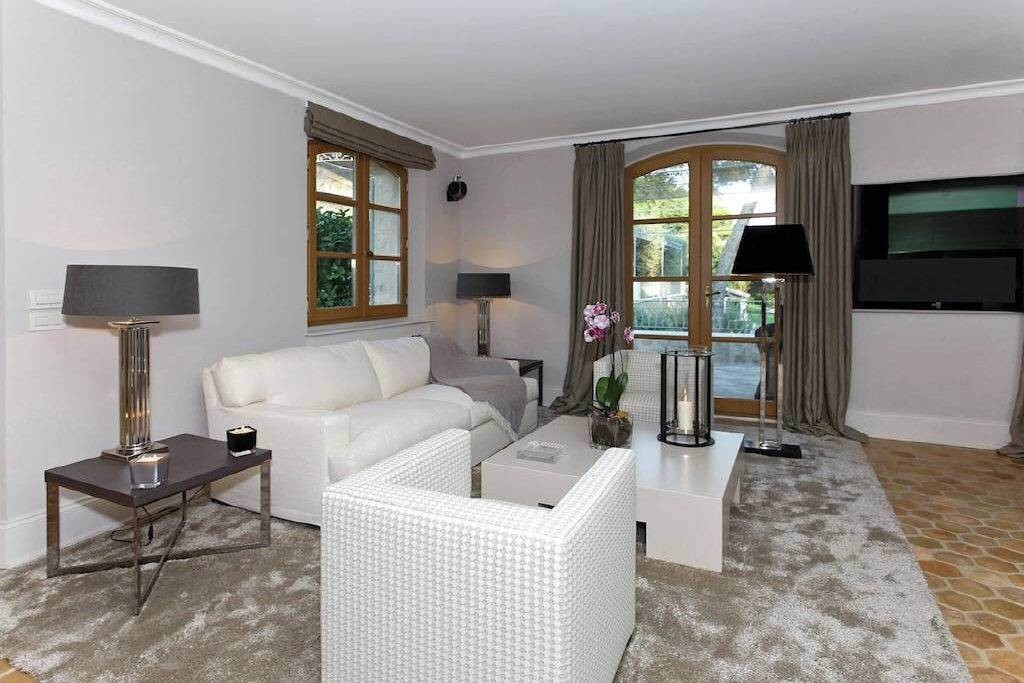 Gorgeous and substantial villa with a vast living area of 650m2, located in