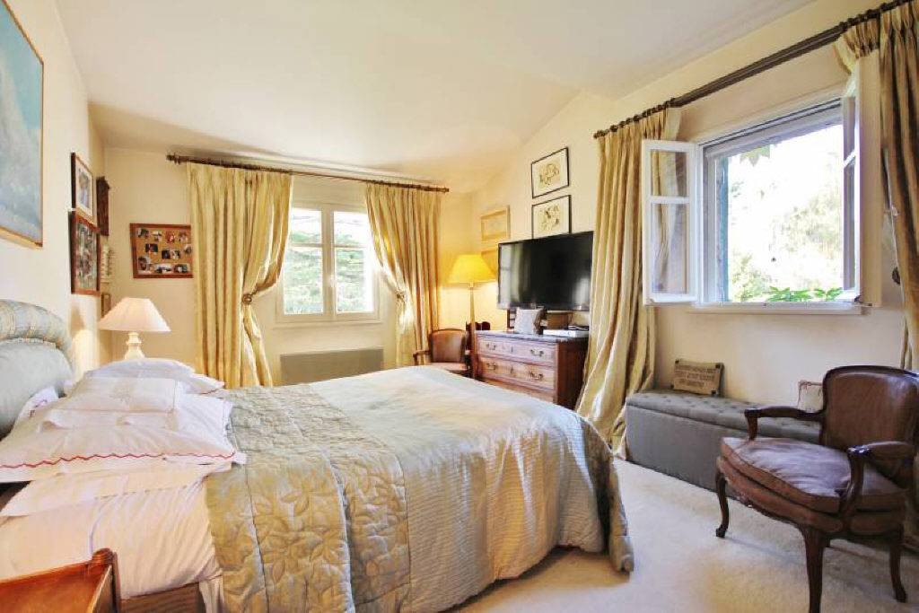 Beautiful Manor House set within beautiful mature and manicured landscaped