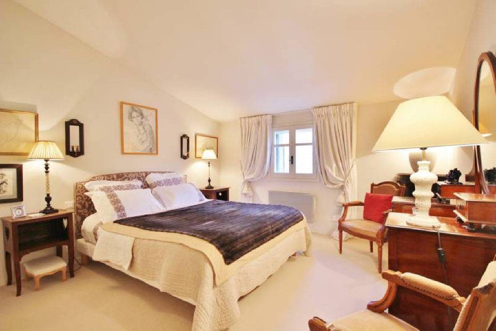 Beautiful Manor House set within beautiful mature and manicured landscaped