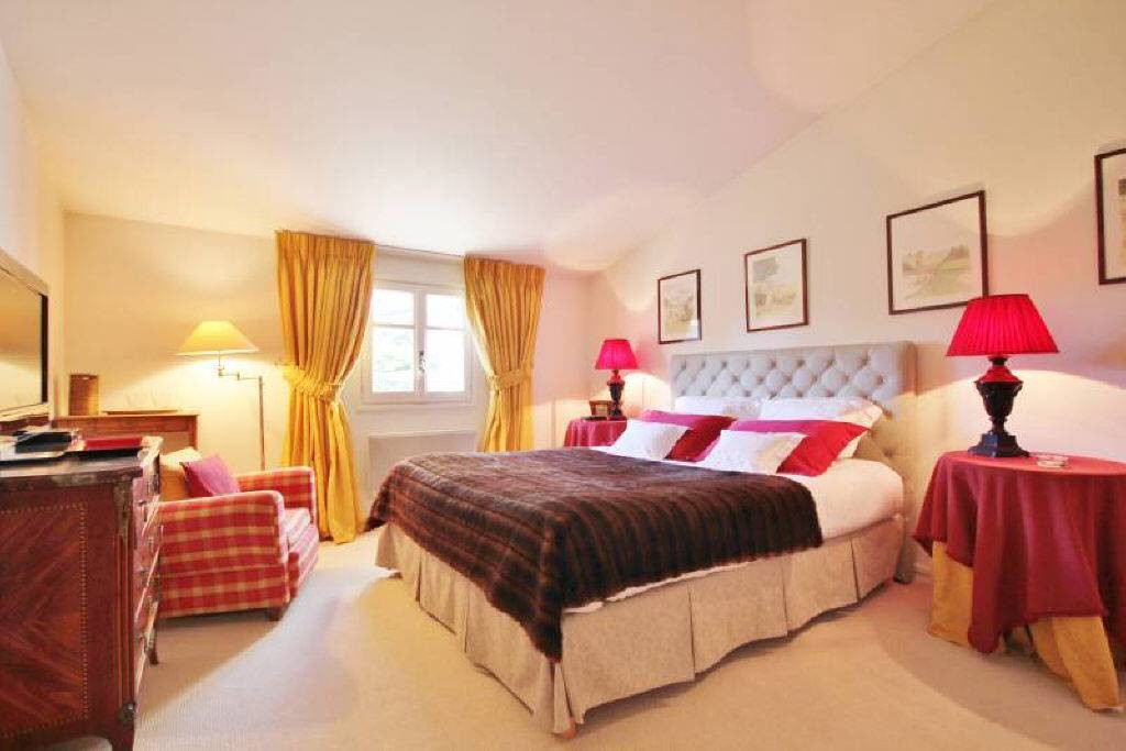 Beautiful Manor House set within beautiful mature and manicured landscaped