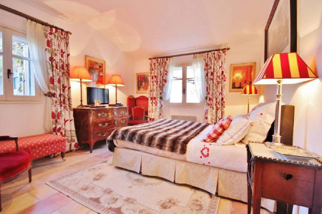 Beautiful Manor House set within beautiful mature and manicured landscaped