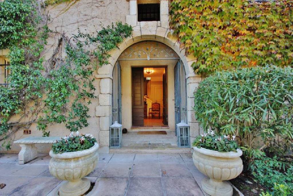 Beautiful Manor House set within beautiful mature and manicured landscaped