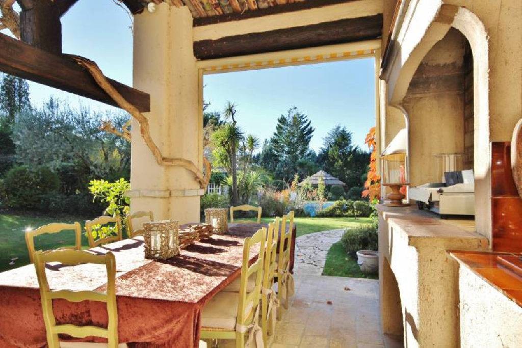 Beautiful Manor House set within beautiful mature and manicured landscaped