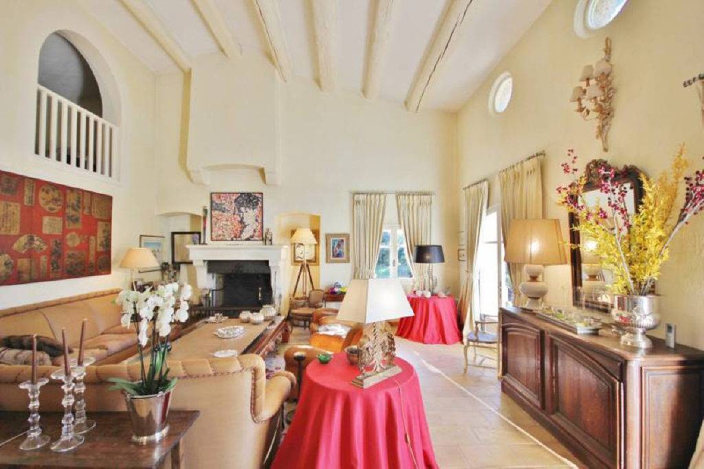 Beautiful Manor House set within beautiful mature and manicured landscaped