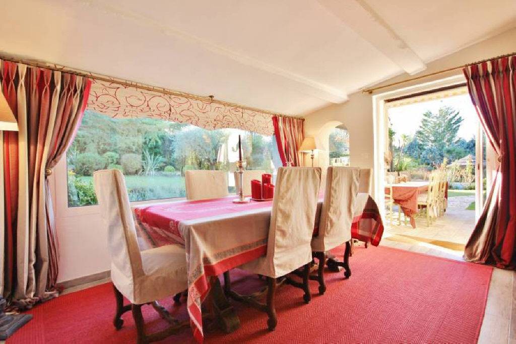 Beautiful Manor House set within beautiful mature and manicured landscaped