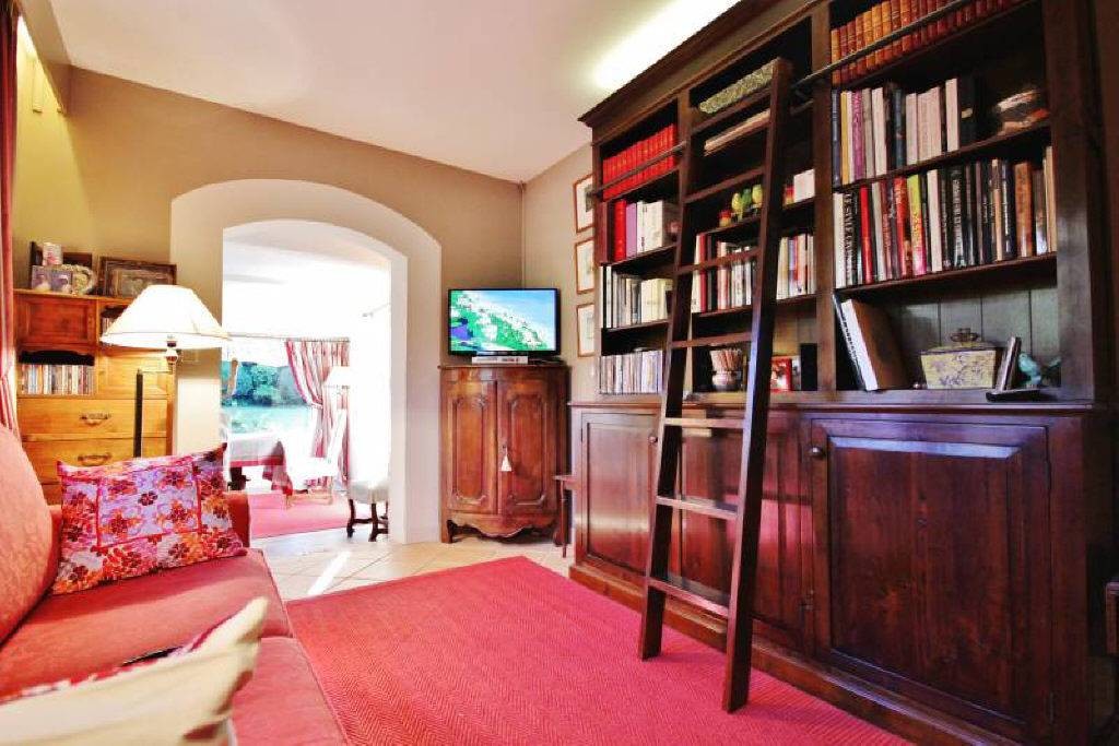 Beautiful Manor House set within beautiful mature and manicured landscaped