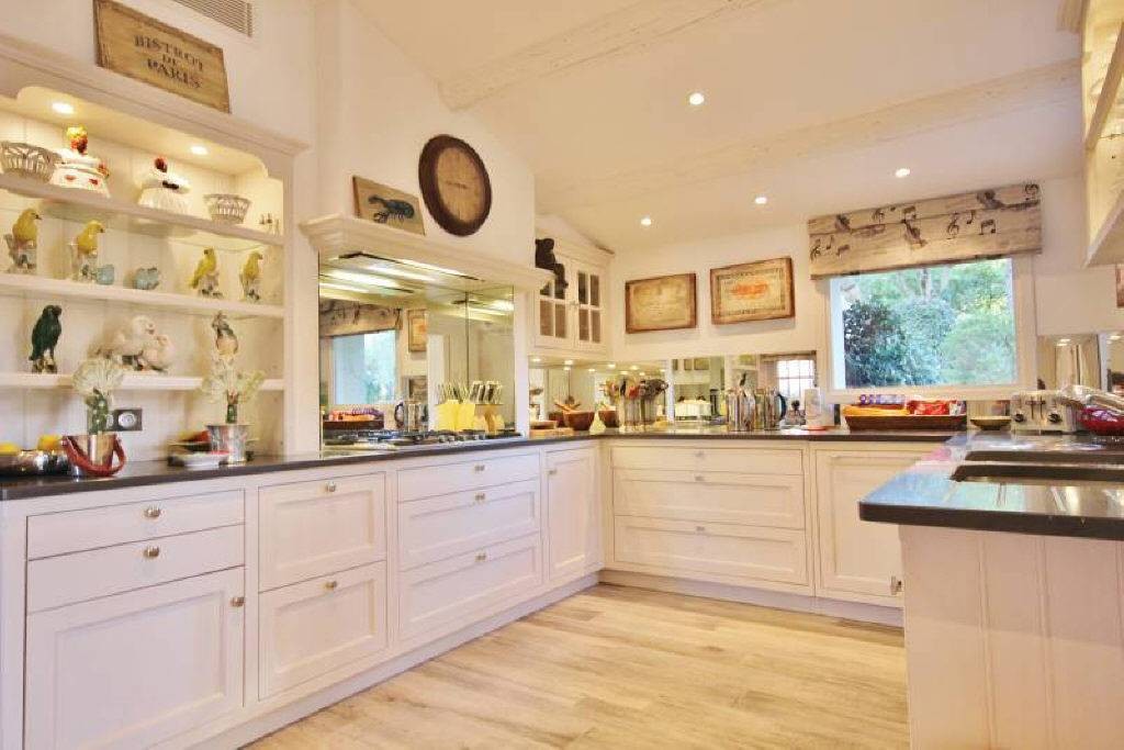 Beautiful Manor House set within beautiful mature and manicured landscaped