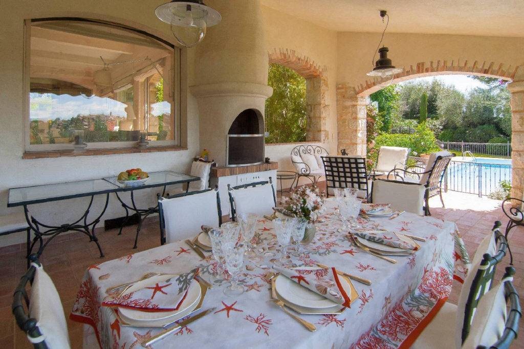 Delightful and spacious 7 bedroom villa situated in a residential and secur