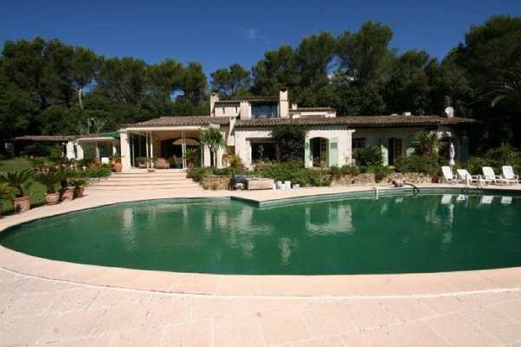 A most desirable neo- Provencale character villa with 5 bedrooms in Mougins