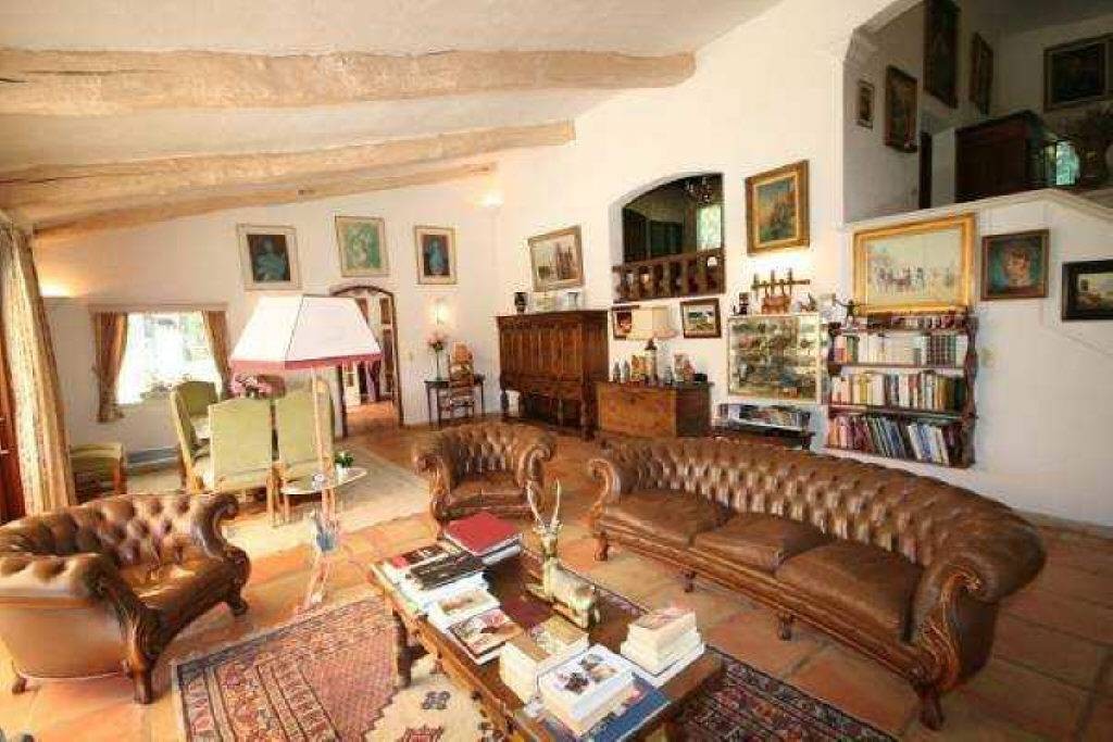 A most desirable neo- Provencale character villa with 5 bedrooms in Mougins