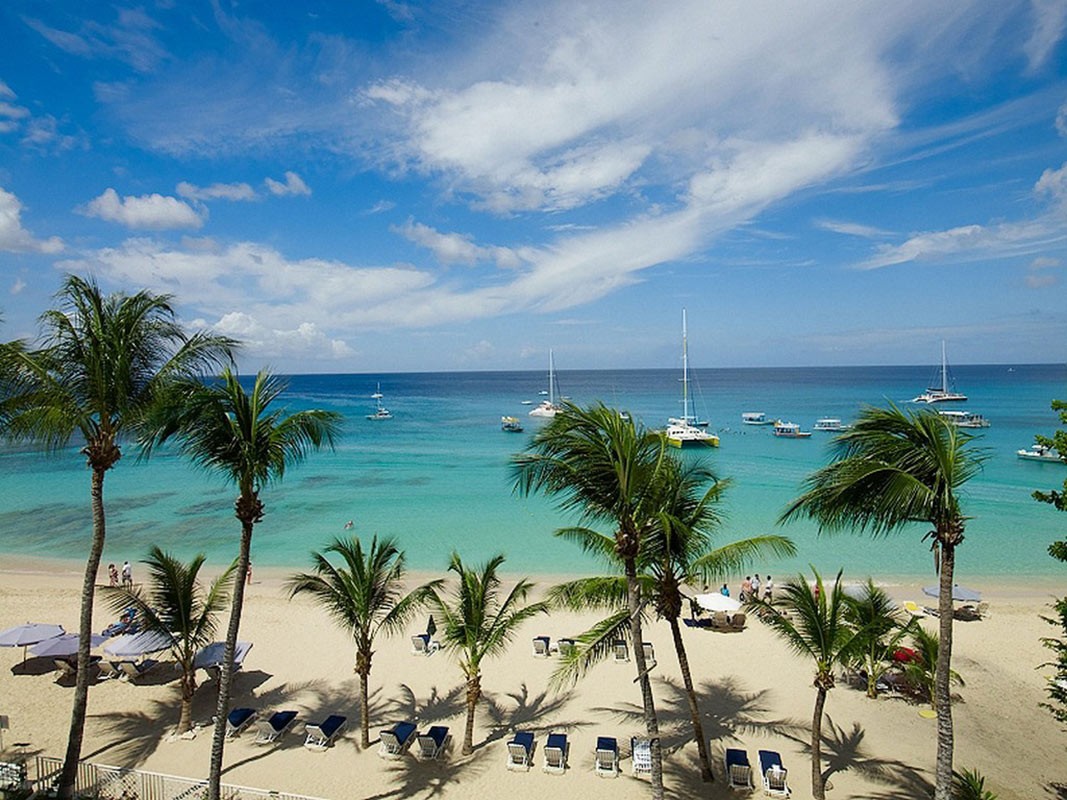 4 bedroom Apartment for sale with sea and panoramic views in Paynes Bay