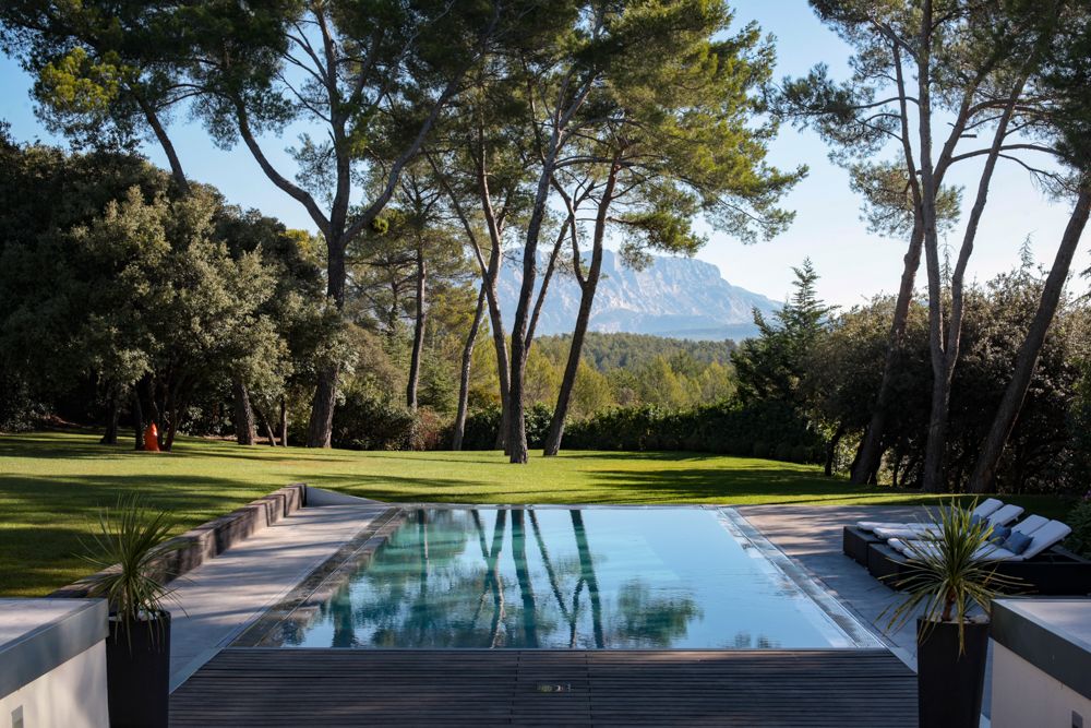 PRICE REDUCED – This spectacular contemporary villa in Aix-en-Provence stan